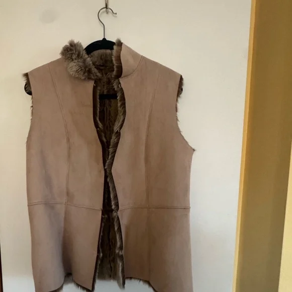 Reversible Faux Suede & Faux Fur Vest – Women’s Medium (Approx.) - Picture 2 of 6